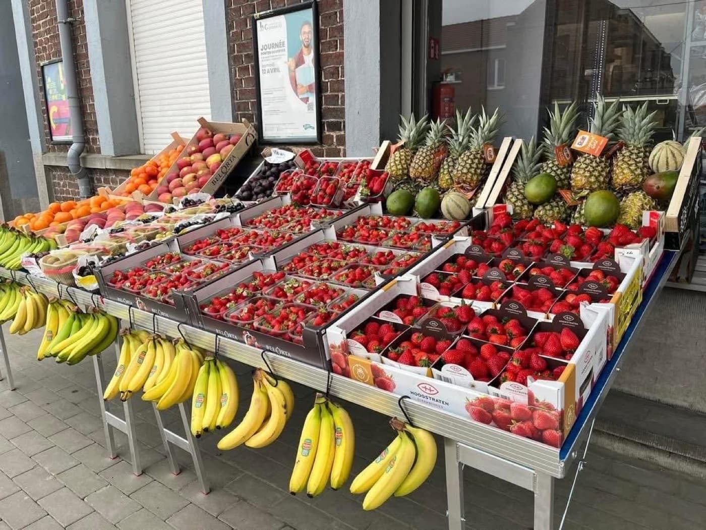 Fruits colorés sur l'étal du primeur